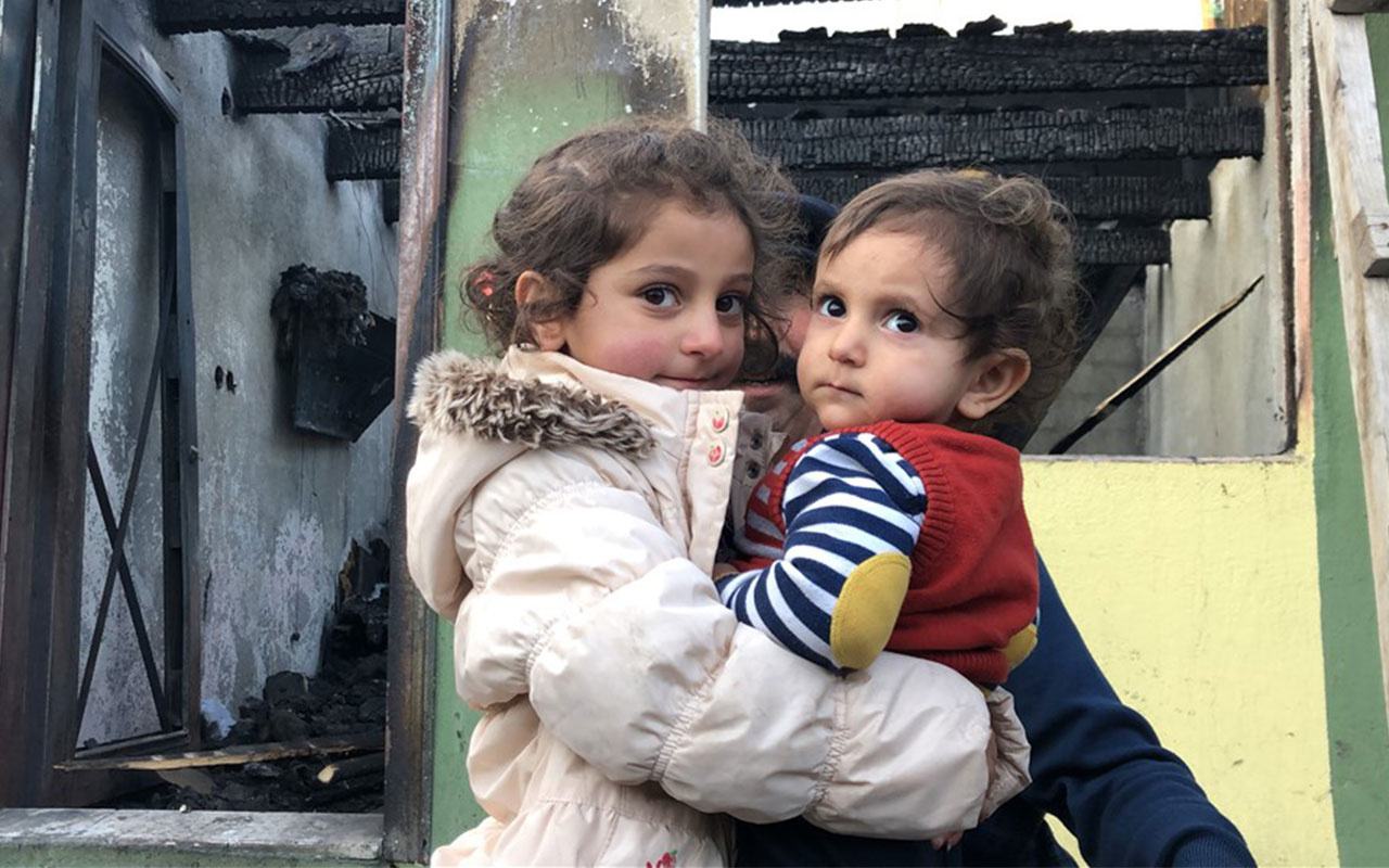 Kars'ta 4 yaşındaki Ceren 7 aylık kardeşini alevlerin arasından kurtardı!