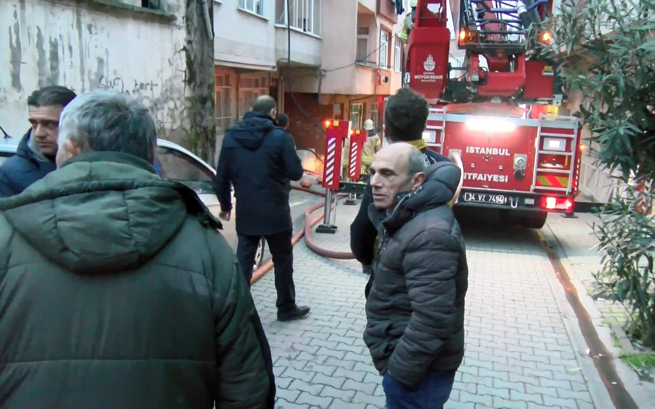 Gaziosmanpaşa'da binanın çatısı alev alev yandı