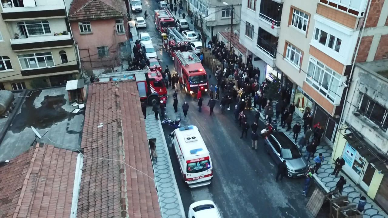 Gaziosmanpaşa'da binanın çatısı alev alev yandı