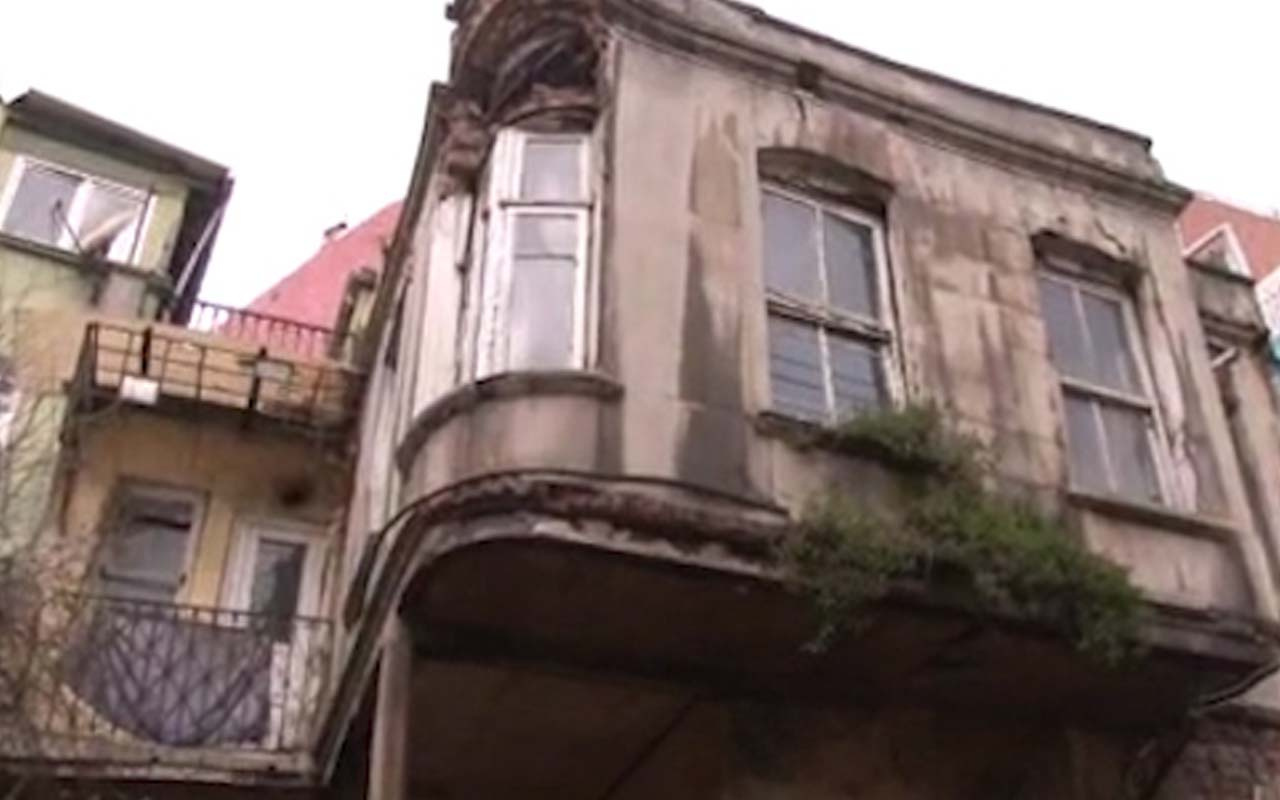 Balat'ta üç katlı metruk binadan düşen parçalar korkuttu