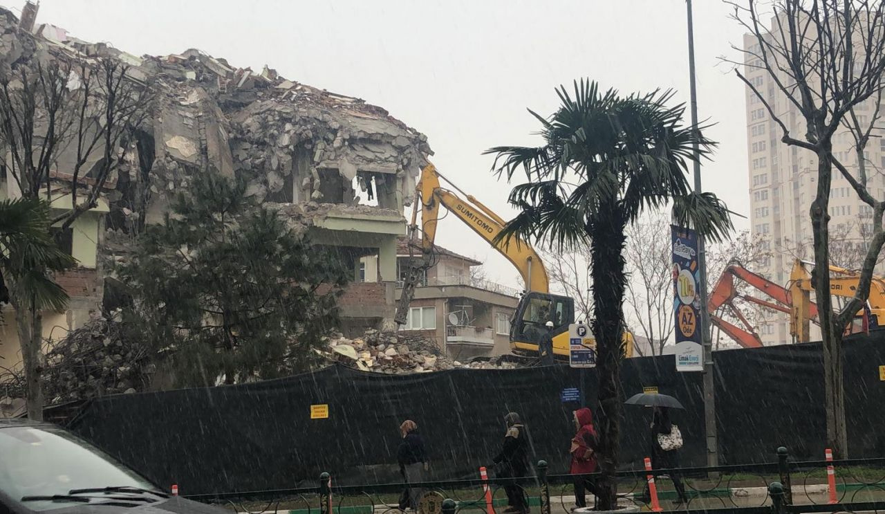 Bursa'da yıkımına başlanan bina çöktü! Dehşet anları kamerada