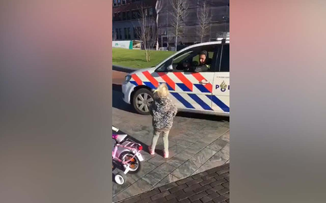 Gülümseten görüntüler küçük kızı polis ile yarıştı