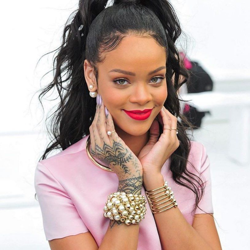 Rihanna'nın siyah mayolu cüretkar paylaşımı Instagram'ı salladı