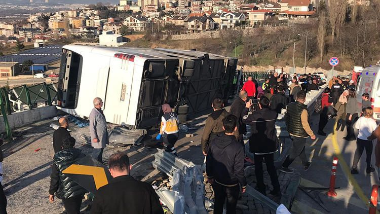 Uludağ yolunda tur otobüsü devrildi! Yaralılar var