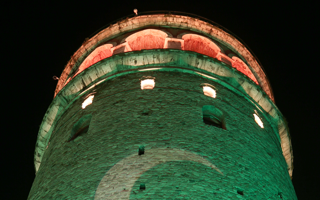 Tarihi Galata Kulesi yeşile büründü