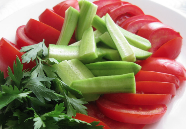 Salatalıkla domatesi aynı anda tüketmeyin meğer çok zararlıymış