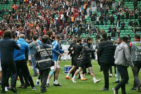 Amed Sportif- Sakaryaspor futbolcuları maç öncesi kavga etti