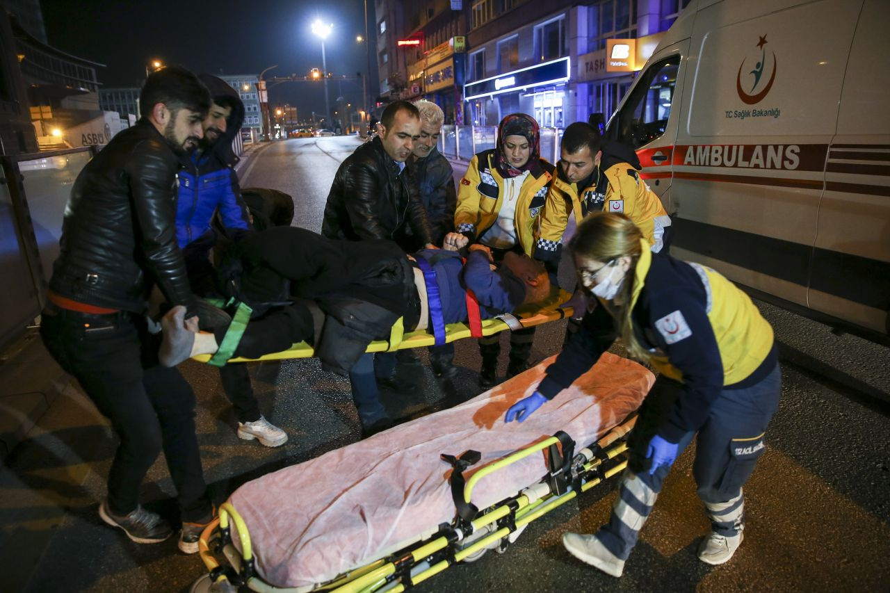 Ankara'da yol ortasına yatan kişi zor anlar yaşattı