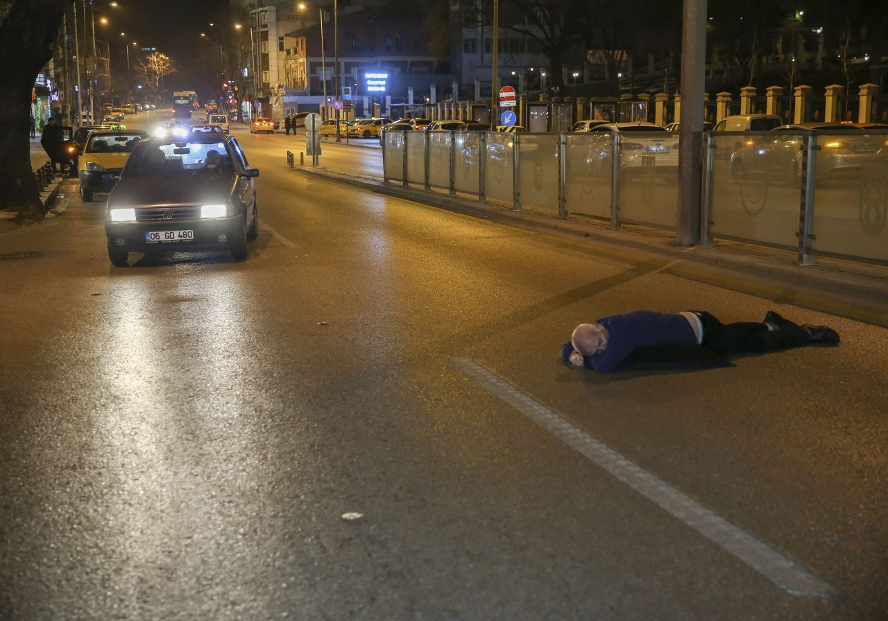 Ankara'da yol ortasına yatan kişi zor anlar yaşattı