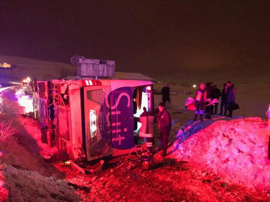 Bayburt'ta yolcu otobüsü şarampole devrildi: 2 ölü, 20 yaralı