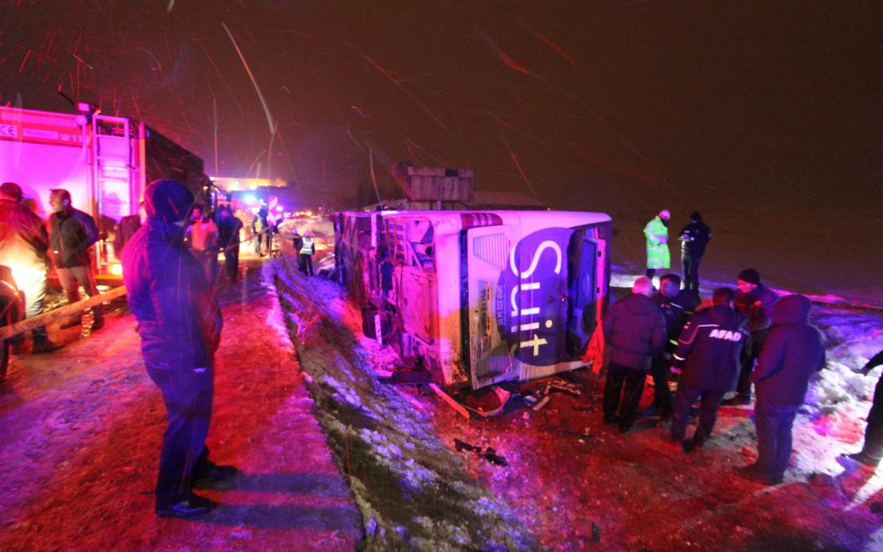 Bayburt'ta yolcu otobüsü şarampole devrildi: 2 ölü, 20 yaralı