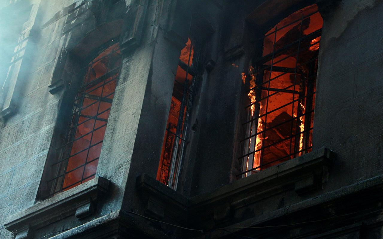 Beyoğlu'ndaki yangına ilişkin valilik açıklaması: 1 kişi gözaltına alındı!