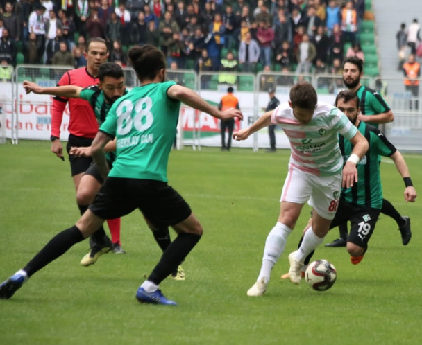 Sakaryasporlu futbolcular Amedsporlu Mansur Çalar'dan şikayetçi oldu