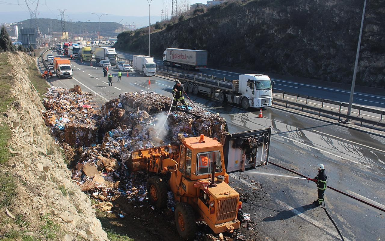 Kocaeli'de alev alev yanan kağıt yüklü TIR, TEM’i trafiğe kapattı