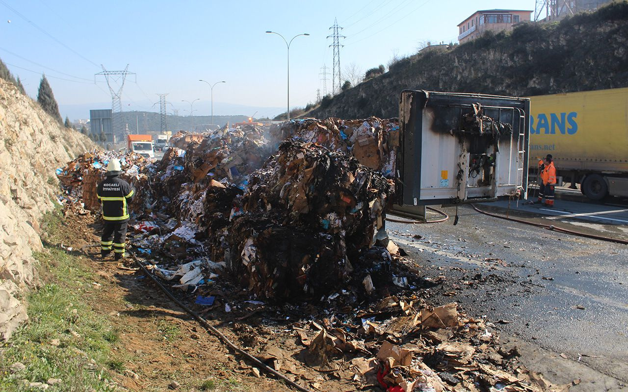 Kocaeli'de alev alev yanan kağıt yüklü TIR, TEM’i trafiğe kapattı