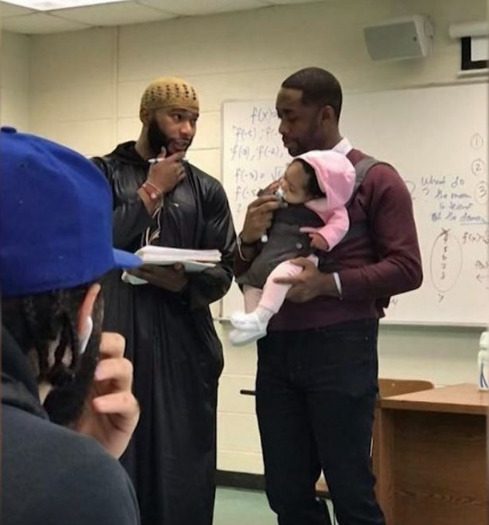 Öğrencisinin bebeğini kucağına alıp ders veren öğretmen olay oldu