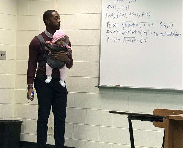 Öğrencisinin bebeğini kucağına alıp ders veren öğretmen olay oldu