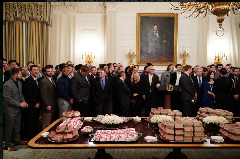 Donald Trump bu kez zorla fast food yedirdi