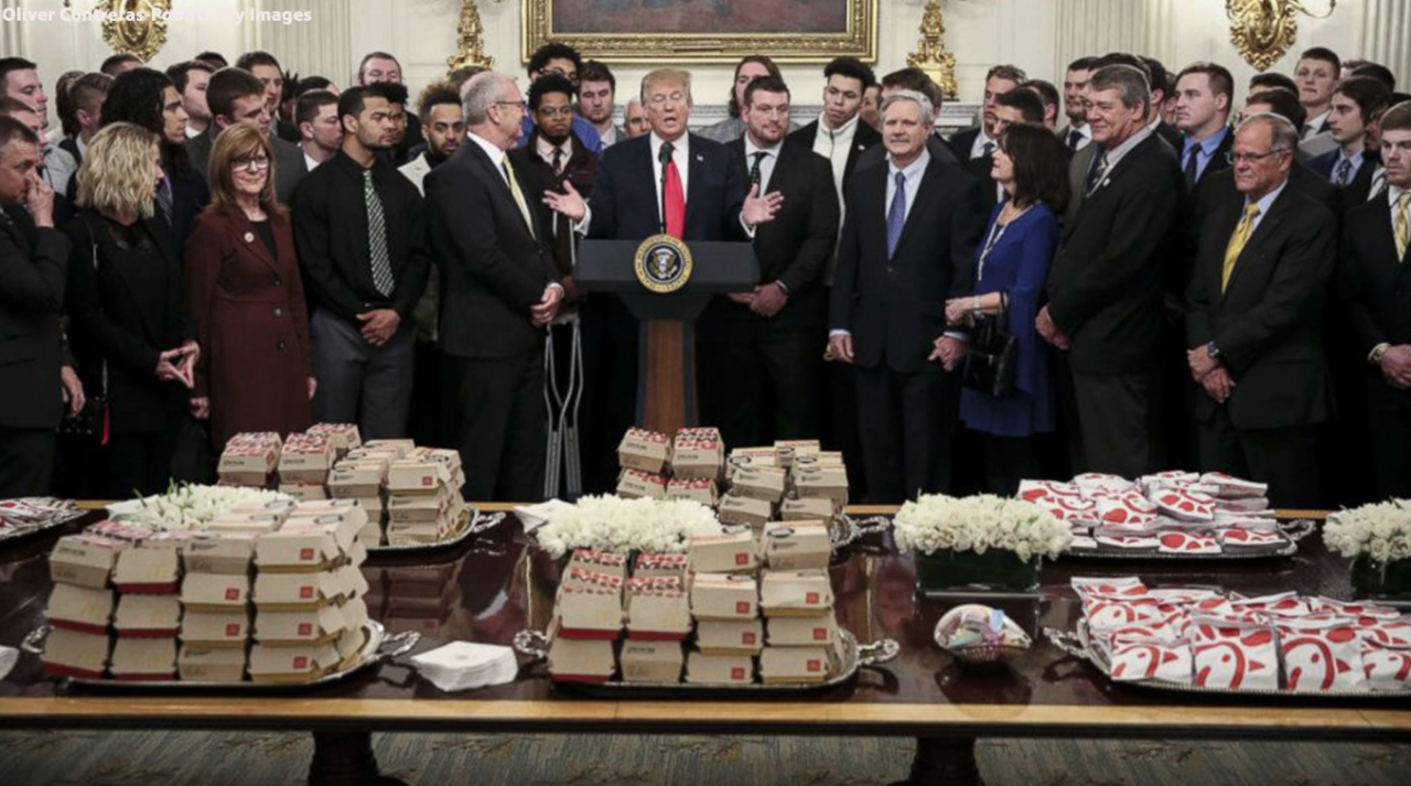 Donald Trump bu kez zorla fast food yedirdi