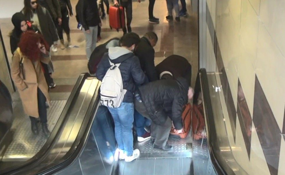 Oyuncu Hikmet Karagöz Taksim Metrosunda merdivenlerden düştü kanlar içinde kaldı