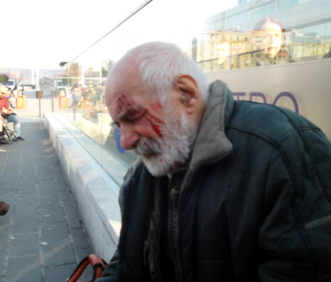 Oyuncu Hikmet Karagöz Taksim Metrosunda merdivenlerden düştü kanlar içinde kaldı
