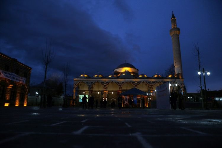 Teröristlerin yakıp yıktığı Kurşunlu Camii tekrar ibadete açıldı