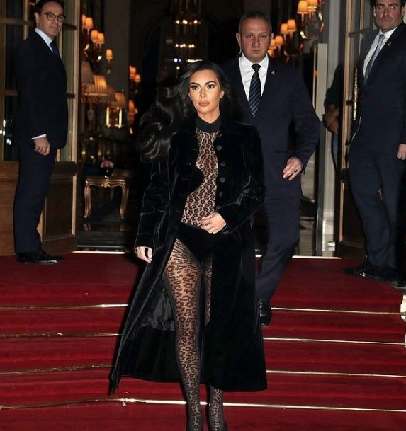 Kim Kardashian'ın cesur leopar desenli tulumu dikkat çekti
