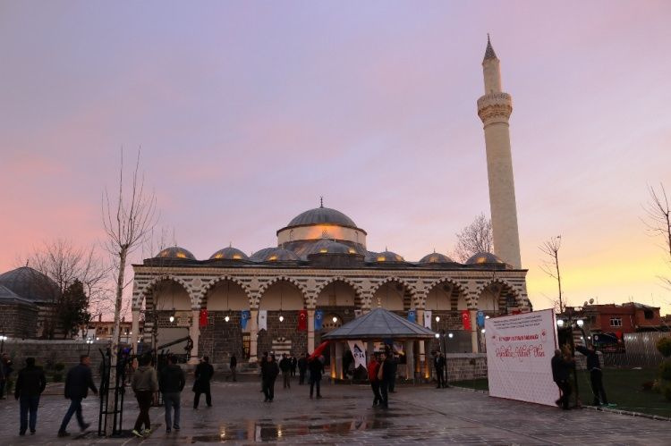 Teröristlerin yakıp yıktığı Kurşunlu Camii tekrar ibadete açıldı