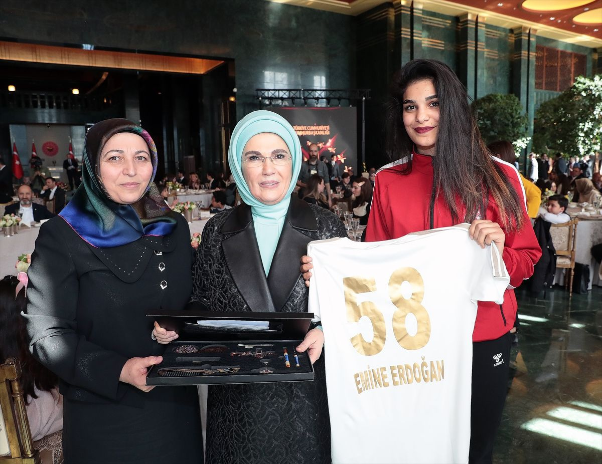 Emine Erdoğan'ın Külliye'de verdiği yemeğe ünlüler akın etti!