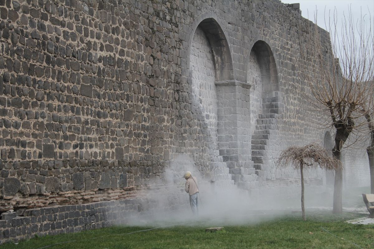 Tarihi surlar "duvar yazıları"ndan arındırılıyor