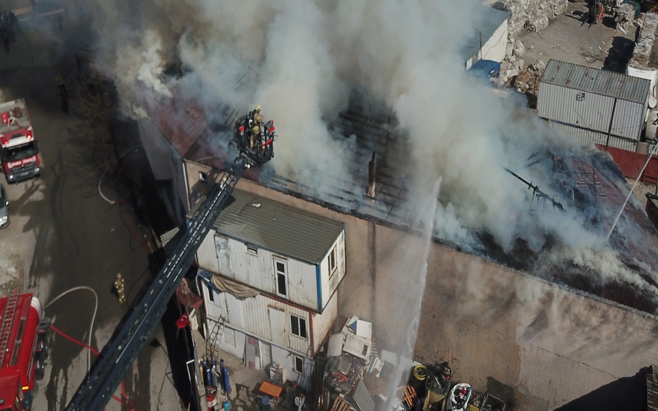 Ataşehir'de mobilya imalathanesinin çatısında yangın