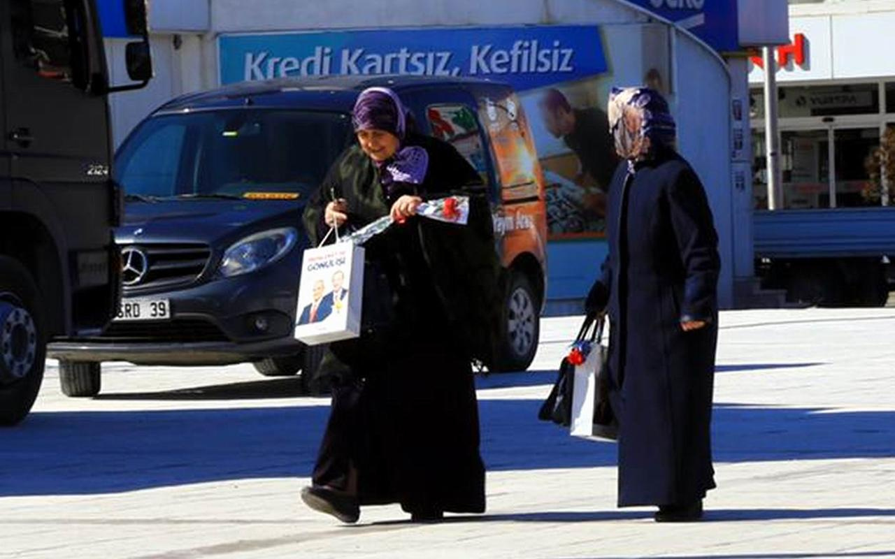 Erzincan'da kadınlar için gökyüzünden karanfil atıldı