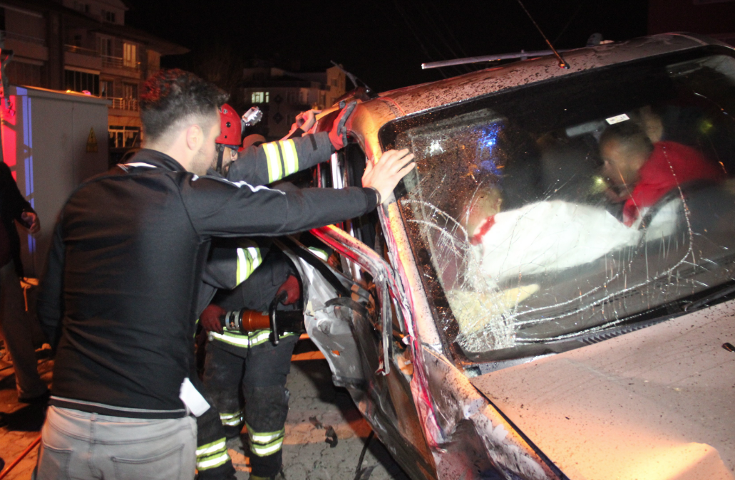 Konya'da feci kaza! İki aracın kafa kafaya çarpıştığı anlar kameraya böyle yansıdı