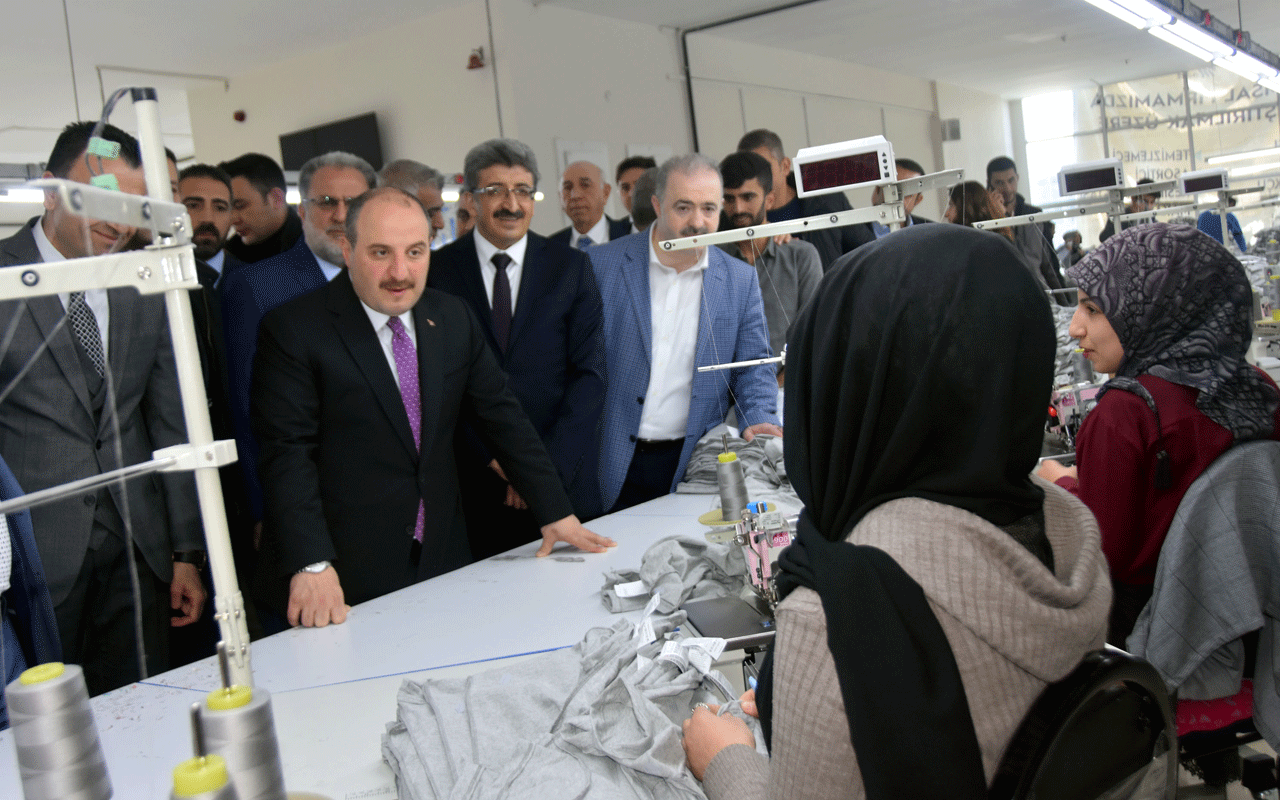 Bakan Mustafa Varank Van'da tekstil atölyesini ziyaret etti