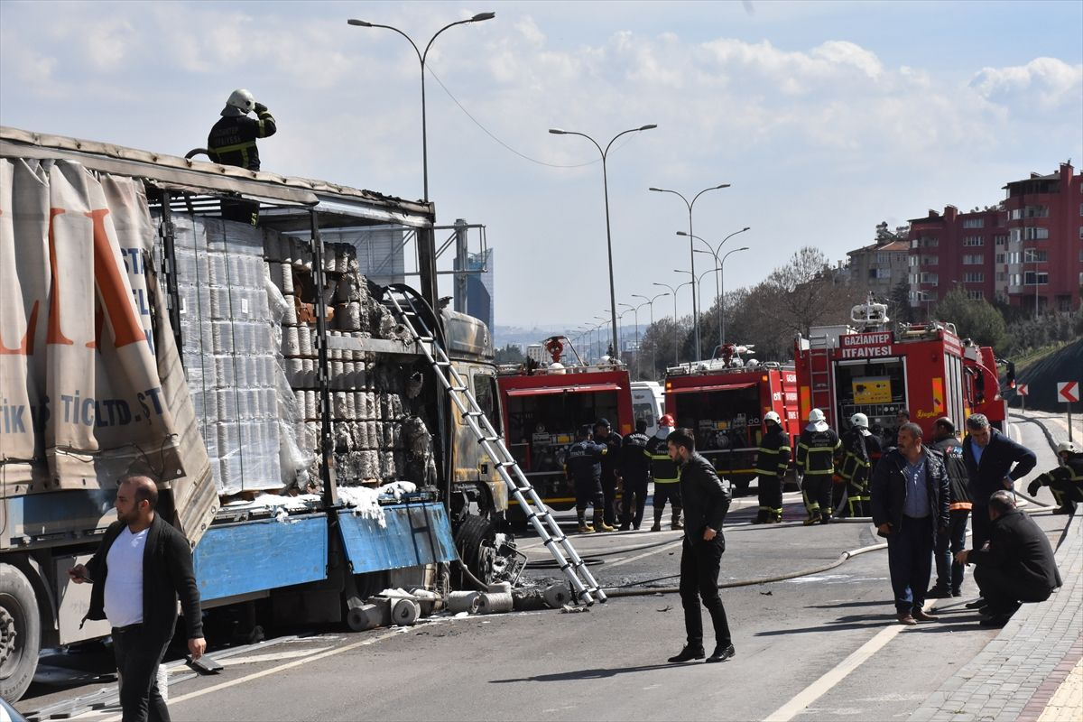 Gaziantep'te seyir halindeki TIR'da yangın