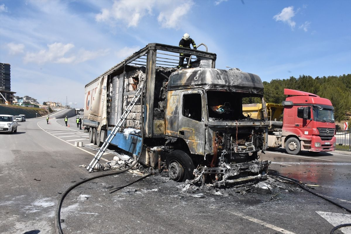 Gaziantep'te seyir halindeki TIR'da yangın