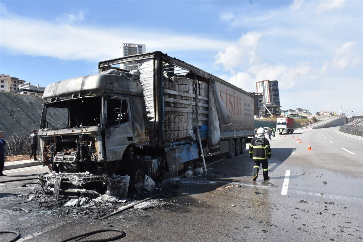 Gaziantep'te seyir halindeki TIR'da yangın