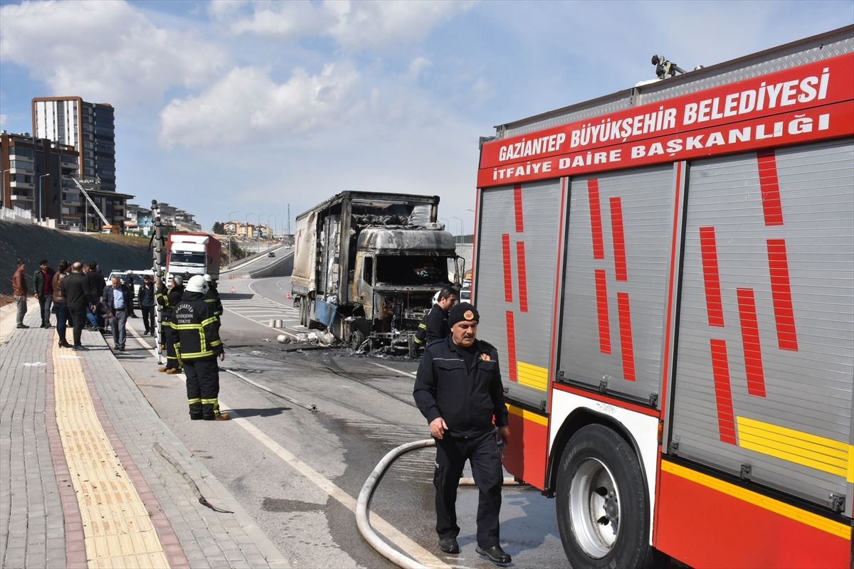 Gaziantep'te seyir halindeki TIR'da yangın