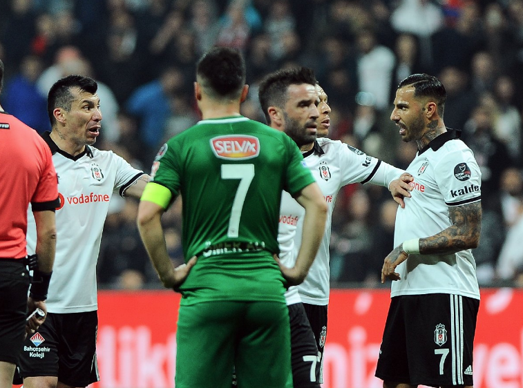 Medel, Quaresma'nın ensesine tokadı patlattı