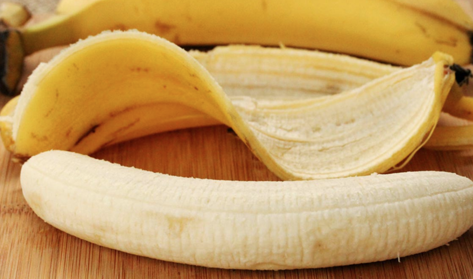 Банановая кожура. Банановая шкурка. Мякоть банана. Банан очищенный.
