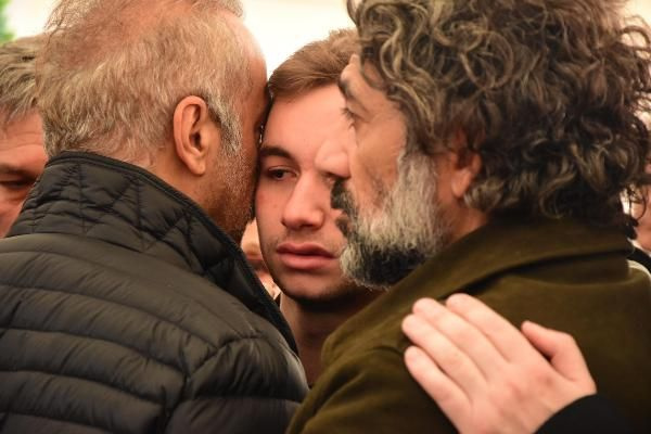 Demet AkbaÄ eÅi Zafer Ãika'nın cenazesinde aÄlayarak Ata Demirer'in eline sarıldı - Sayfa 9