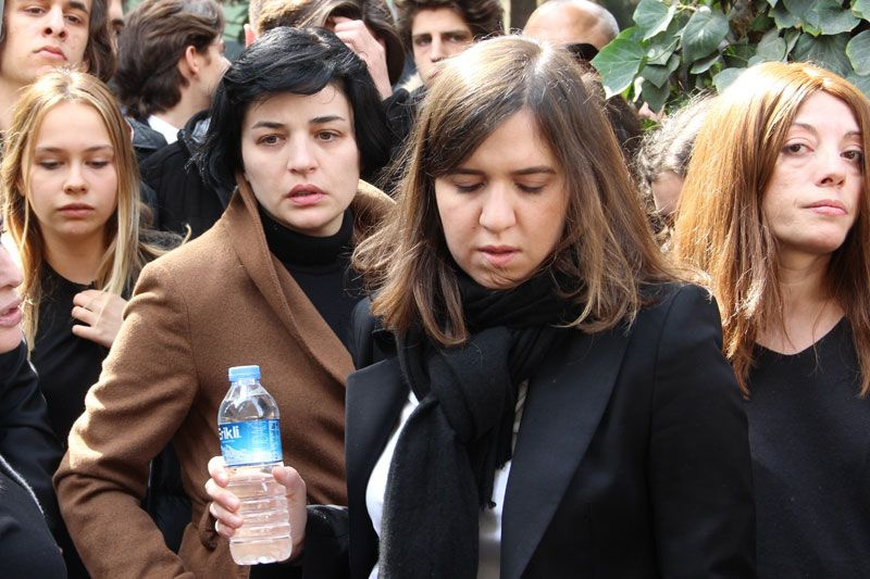 Demet AkbaÄ eÅi Zafer Ãika'nın cenazesinde aÄlayarak Ata Demirer'in eline sarıldı - Sayfa 12