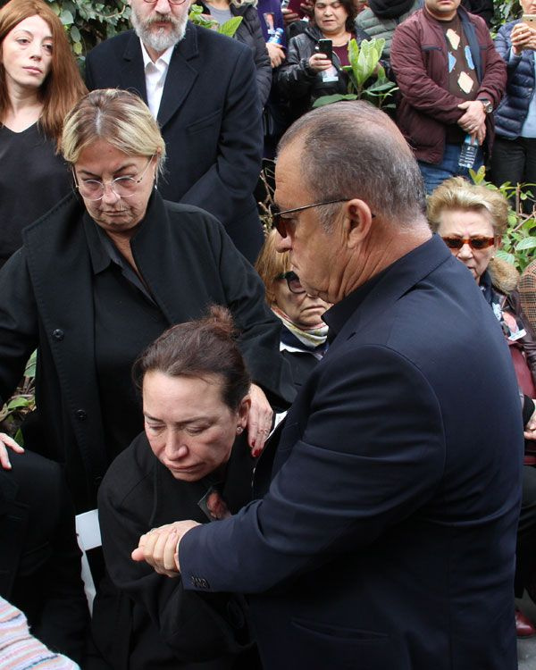 Demet AkbaÄ eÅi Zafer Ãika'nın cenazesinde aÄlayarak Ata Demirer'in eline sarıldı - Sayfa 11
