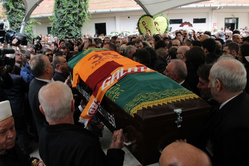 Demet Akbağ eşi Zafer Çika'nın cenazesinde ağlayarak Ata Demirer'in eline sarıldı