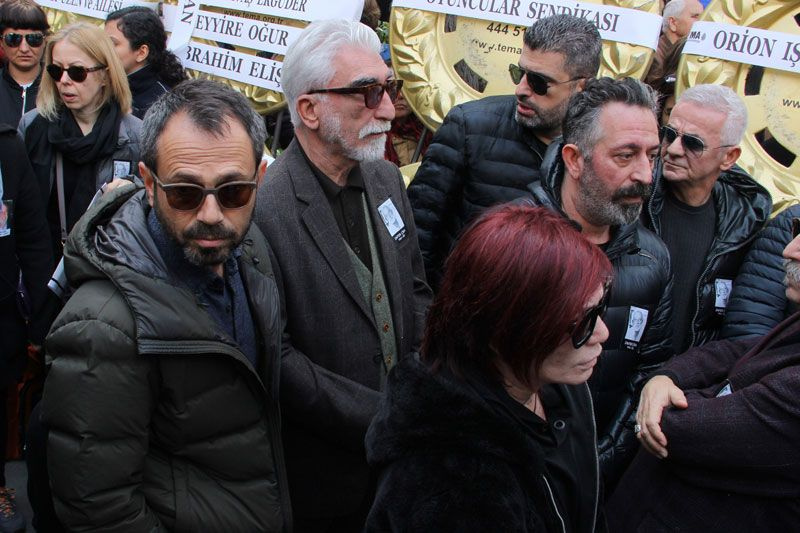 Demet AkbaÄ eÅi Zafer Ãika'nın cenazesinde aÄlayarak Ata Demirer'in eline sarıldı - Sayfa 17