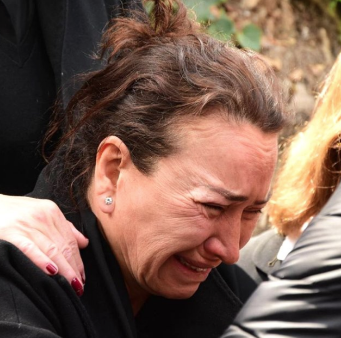 Demet AkbaÄ eÅi Zafer Ãika'nın cenazesinde aÄlayarak Ata Demirer'in eline sarıldı - Sayfa 10
