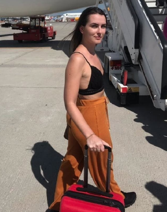 Emily O'Connor kıyafeti yüzünden uçağa alınmadı