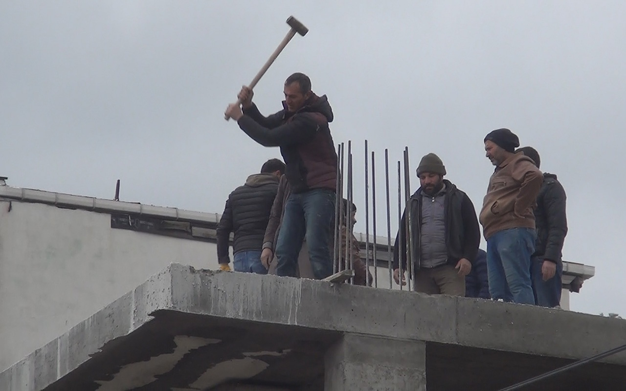 Arnavutköy'de yaptıkları kaçak inşaatı kendileri yıktılar!