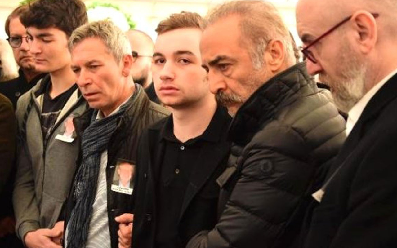 Yılmaz Erdoğan babasının tabutu başında fenalaşan Ali'yi teselli etti