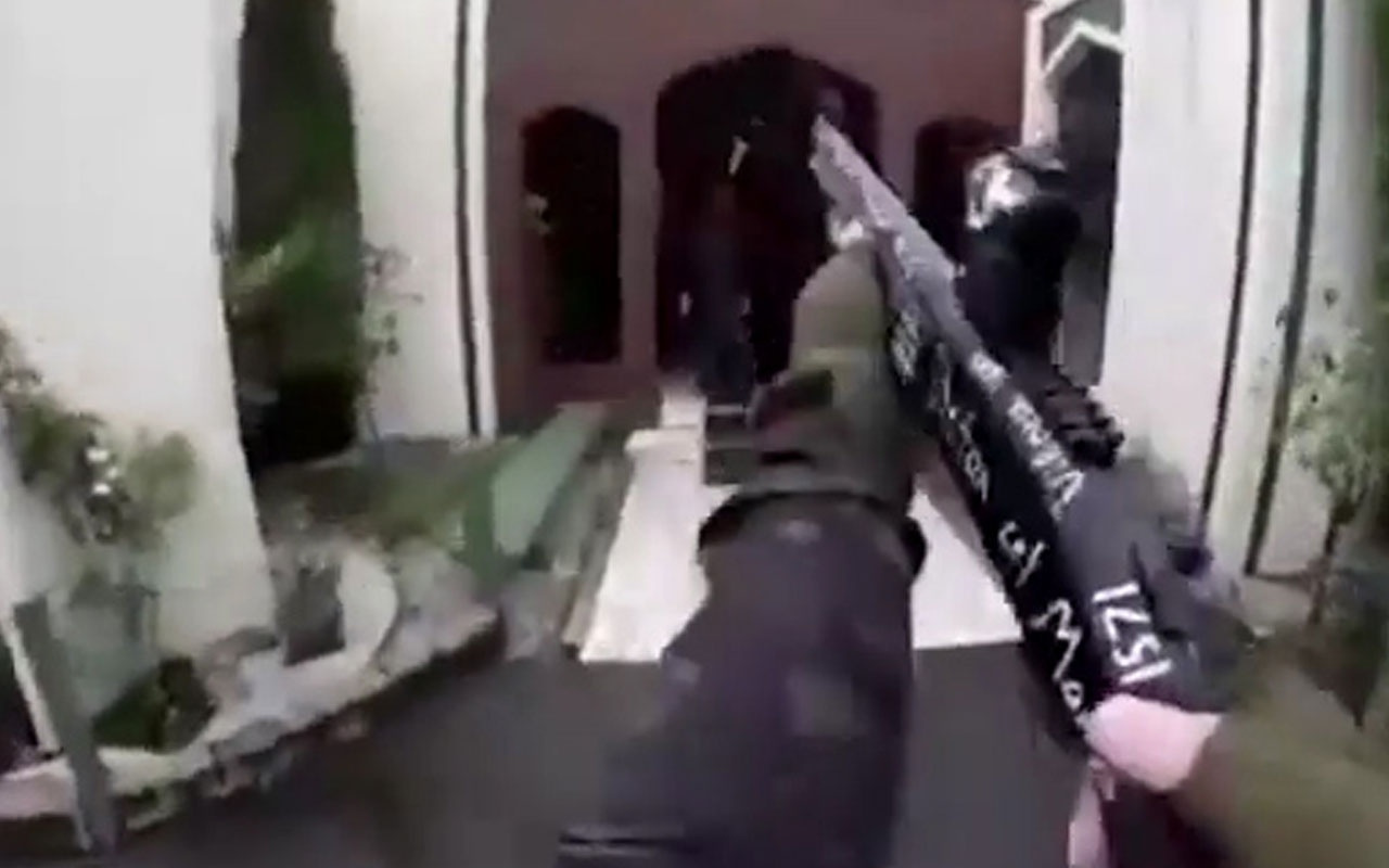 Yeni Zelanda'daki camiye saldırı anı görüntüleri! Katil tarayarak giriyor